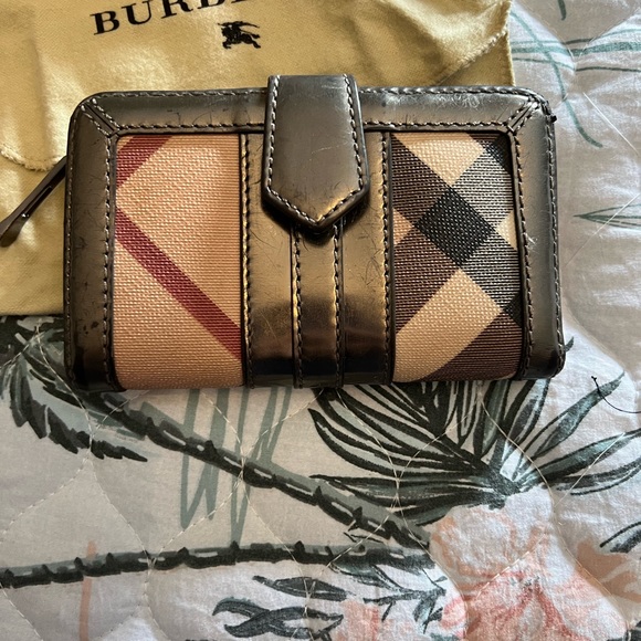 Burberry Medium Wallet - Picture 6 of 9